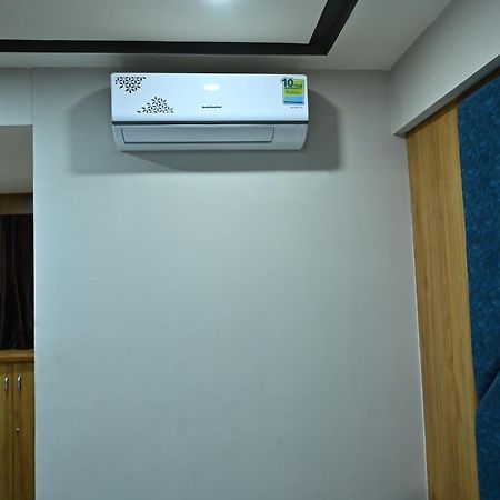 Hotel Sury Villa Ahmedabad Buitenkant foto