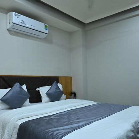 Hotel Sury Villa Ahmedabad Buitenkant foto