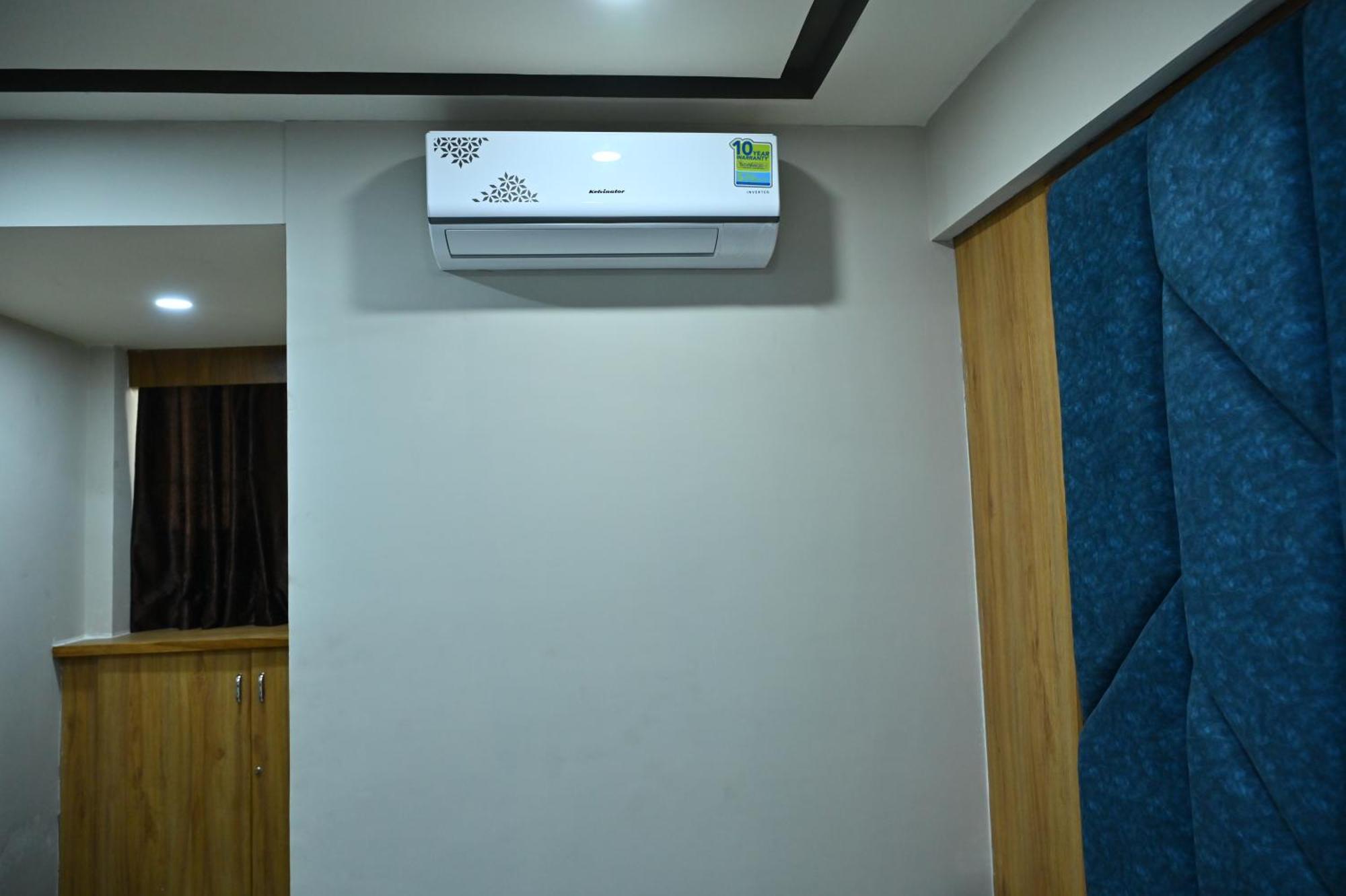 Hotel Sury Villa Ahmedabad Buitenkant foto