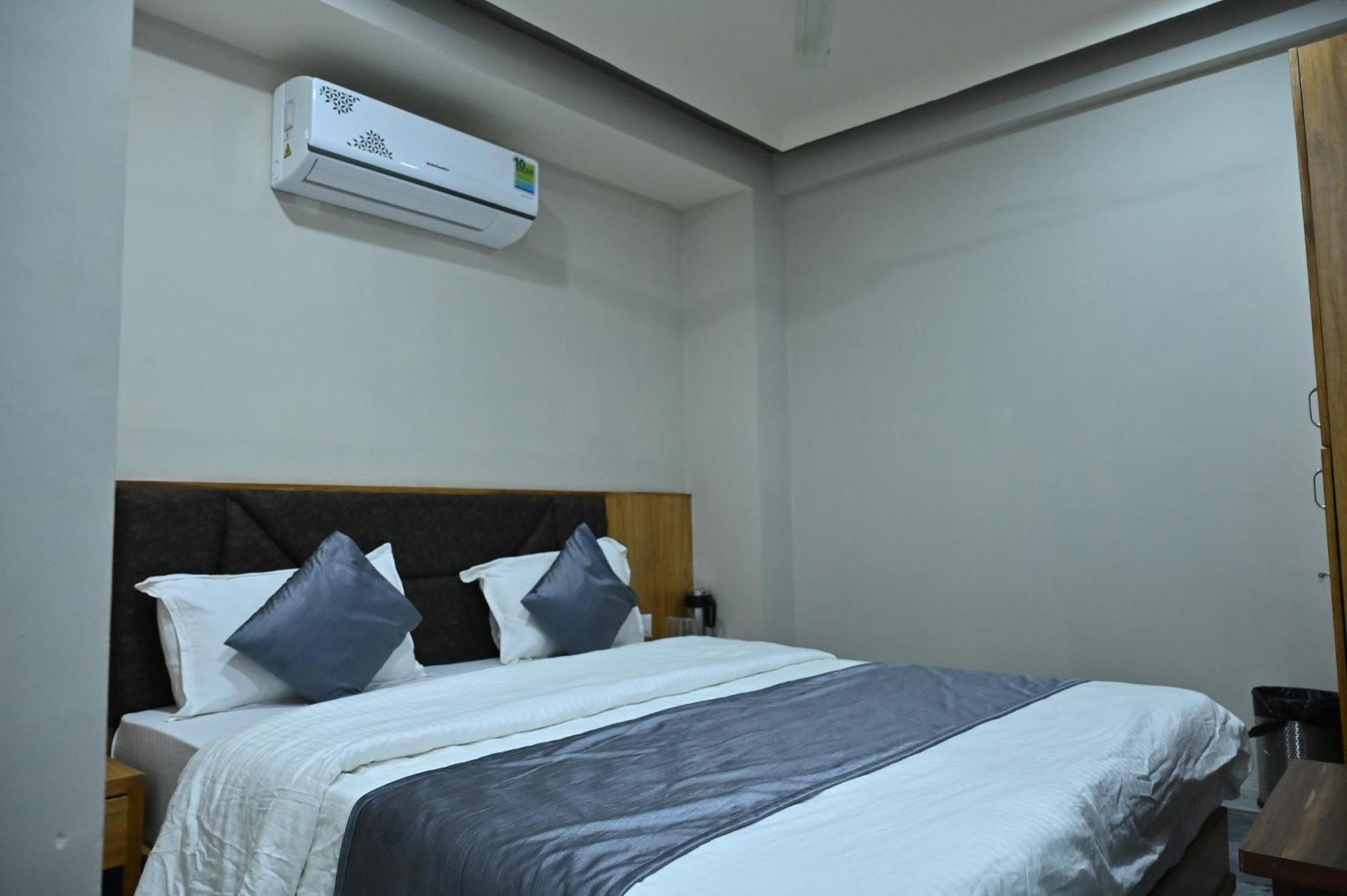 Hotel Sury Villa Ahmedabad Buitenkant foto