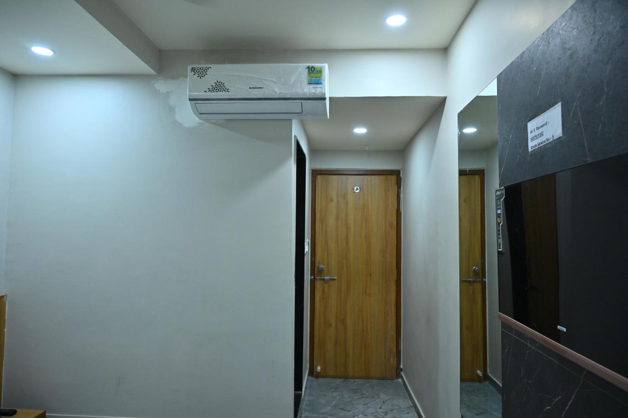 Hotel Sury Villa Ahmedabad Buitenkant foto