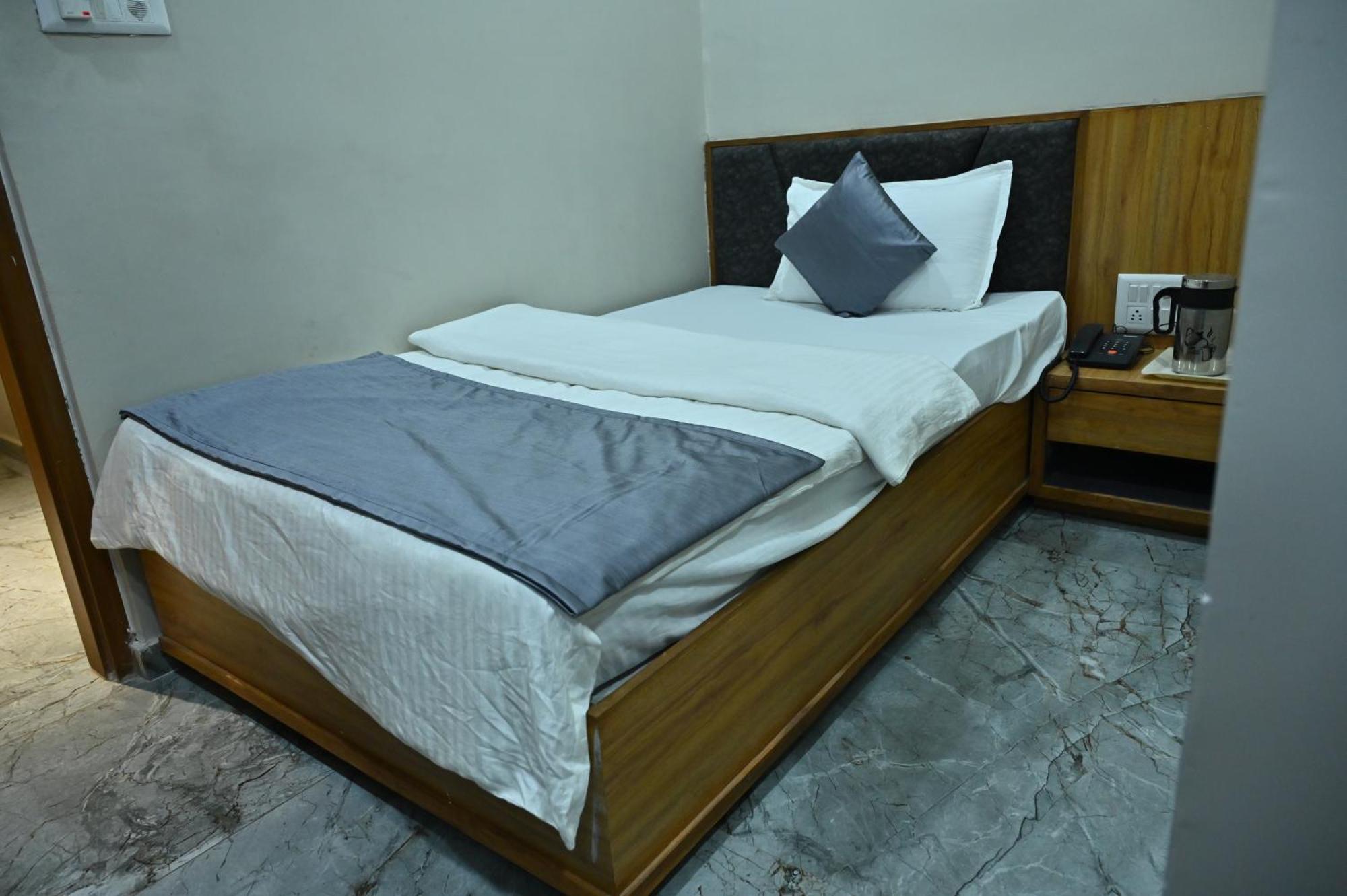 Hotel Sury Villa Ahmedabad Buitenkant foto
