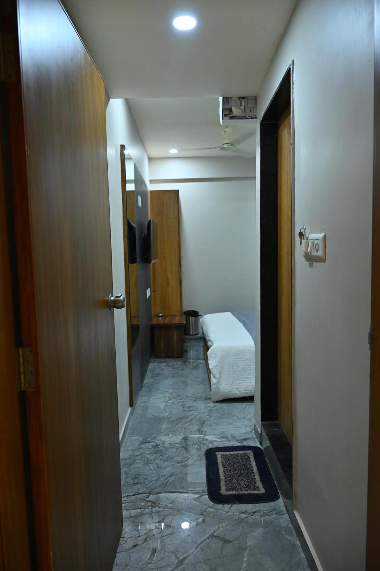 Hotel Sury Villa Ahmedabad Buitenkant foto