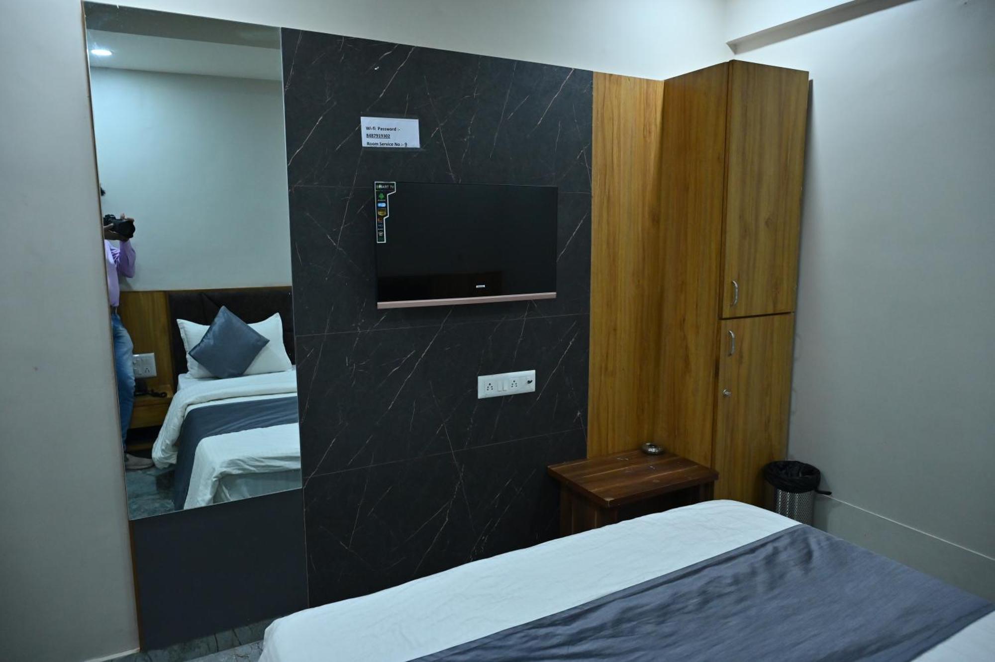 Hotel Sury Villa Ahmedabad Buitenkant foto