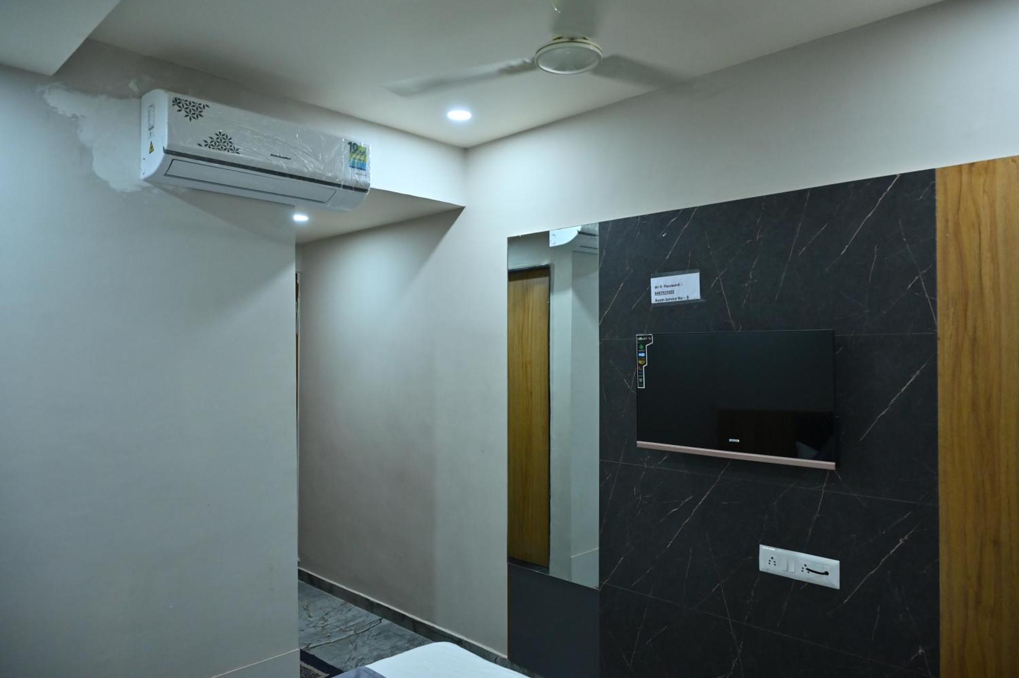 Hotel Sury Villa Ahmedabad Buitenkant foto