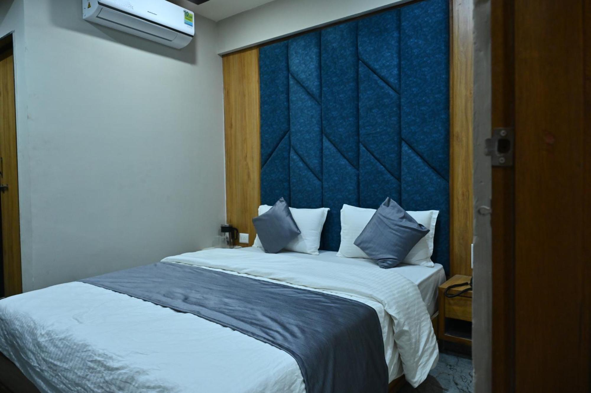 Hotel Sury Villa Ahmedabad Buitenkant foto