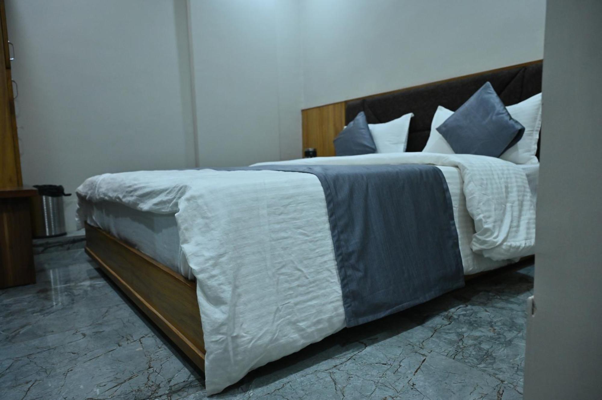 Hotel Sury Villa Ahmedabad Buitenkant foto