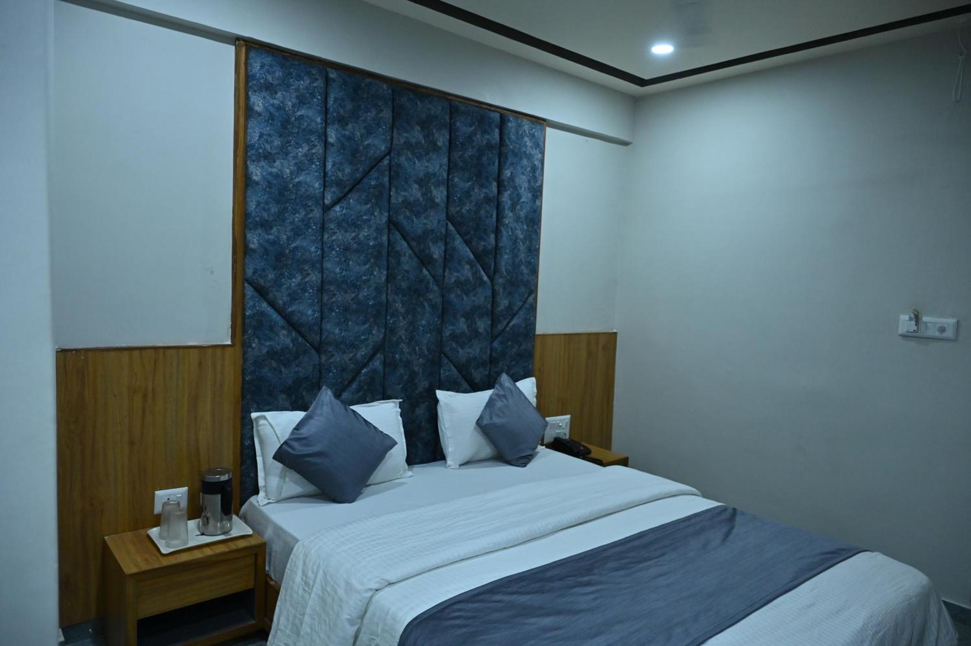 Hotel Sury Villa Ahmedabad Buitenkant foto