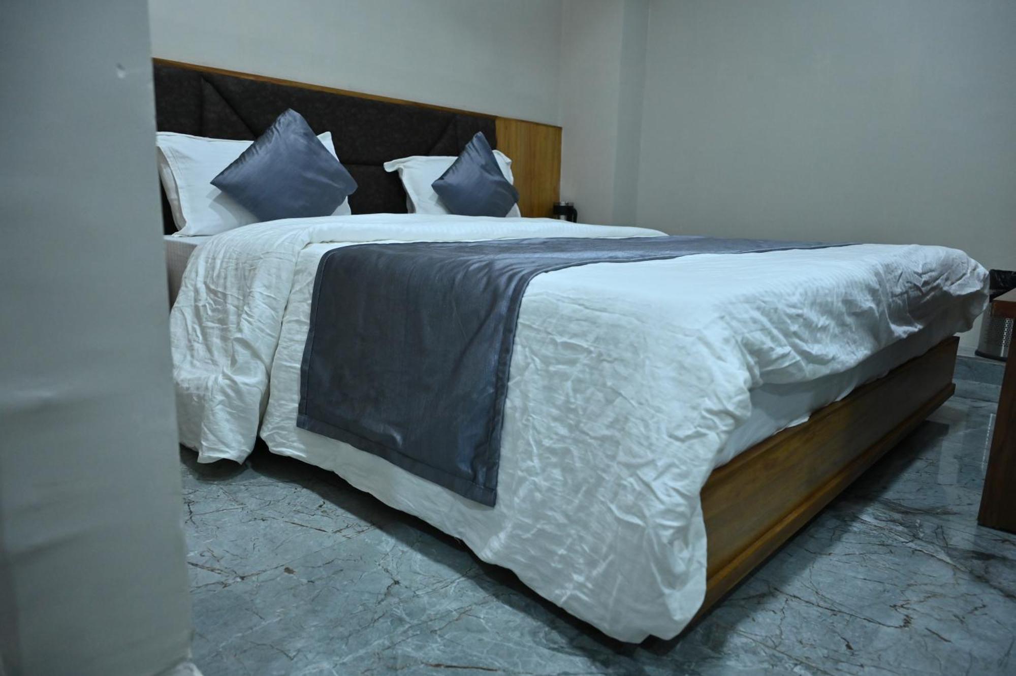 Hotel Sury Villa Ahmedabad Buitenkant foto