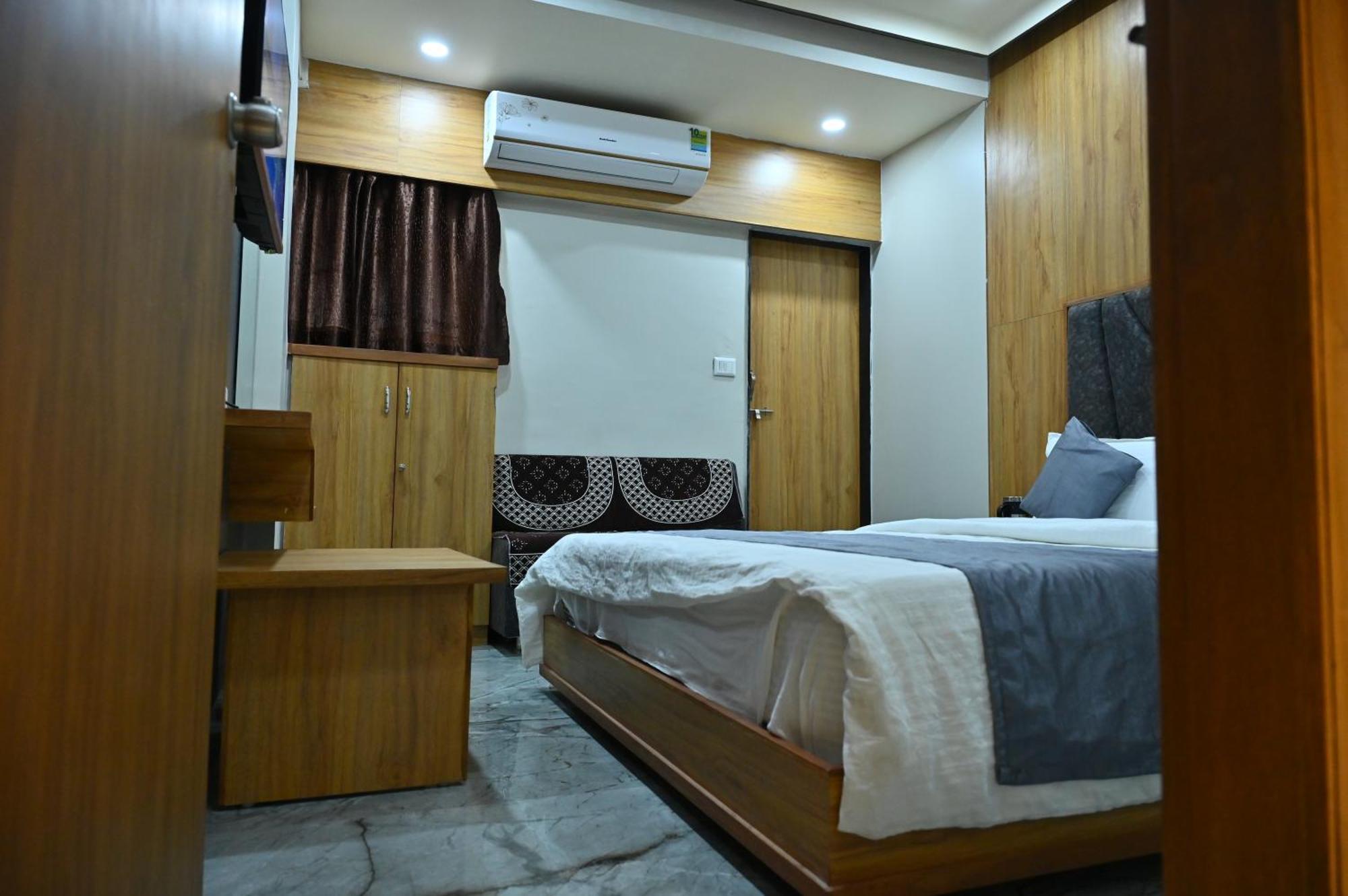Hotel Sury Villa Ahmedabad Buitenkant foto