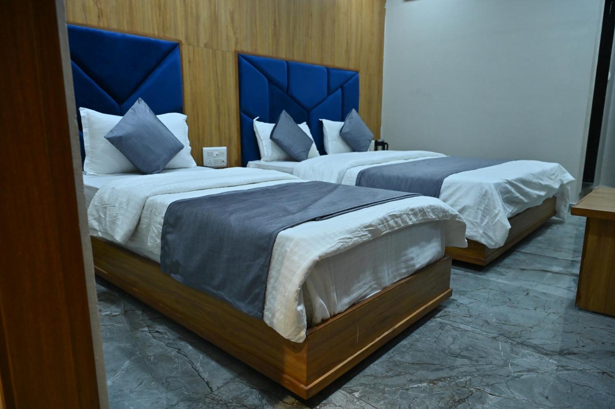 Hotel Sury Villa Ahmedabad Buitenkant foto