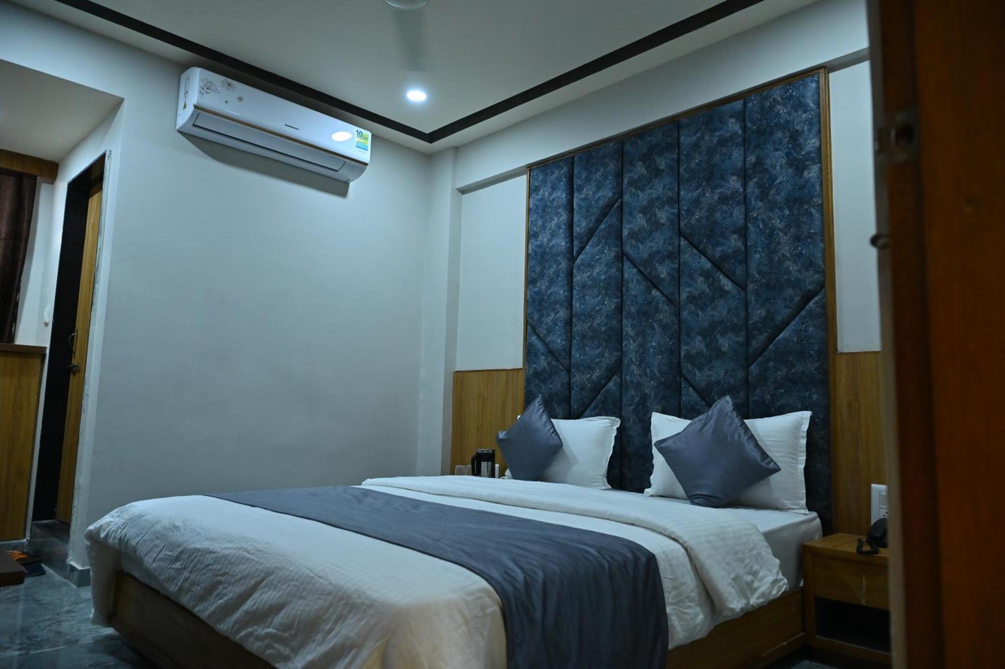 Hotel Sury Villa Ahmedabad Buitenkant foto